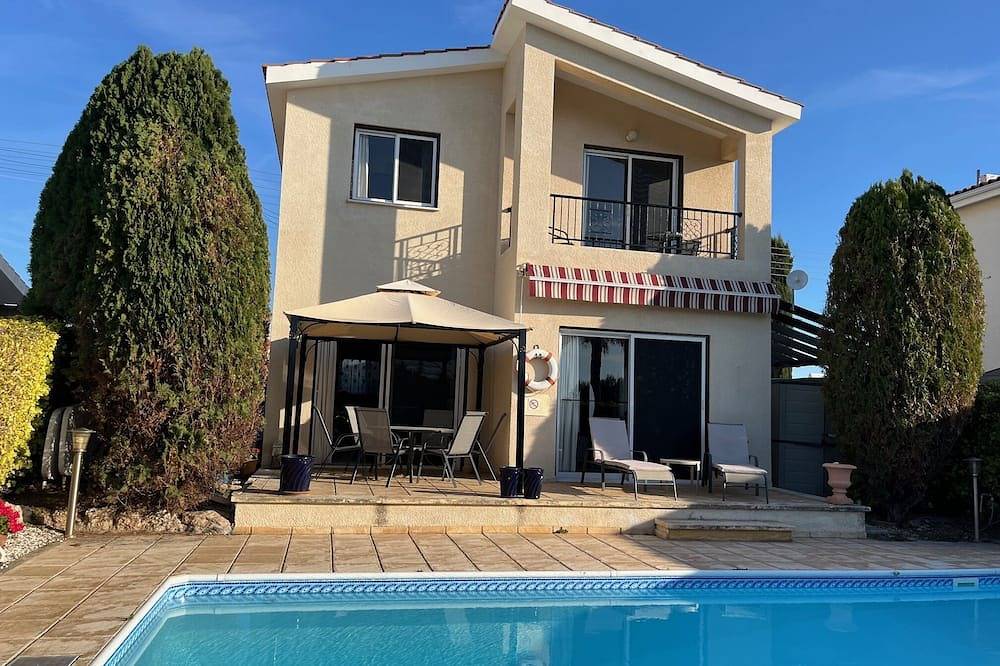 Makellose Villa mit privatem Pool nur 3 km vom Sandstrand von Coral Bay entfernt in Peyia, Südzypern