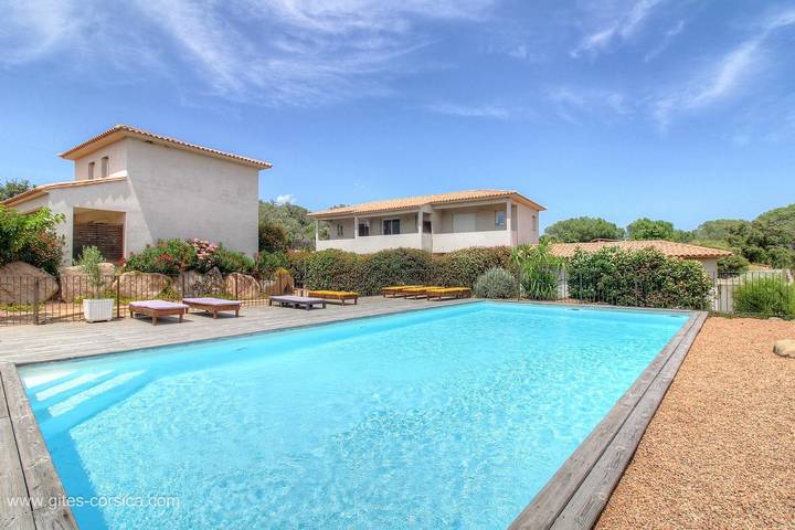 Gîte pour 2 personnes, avec Terrasse ainsi que Jardin et Piscine à Porto-Vecchio