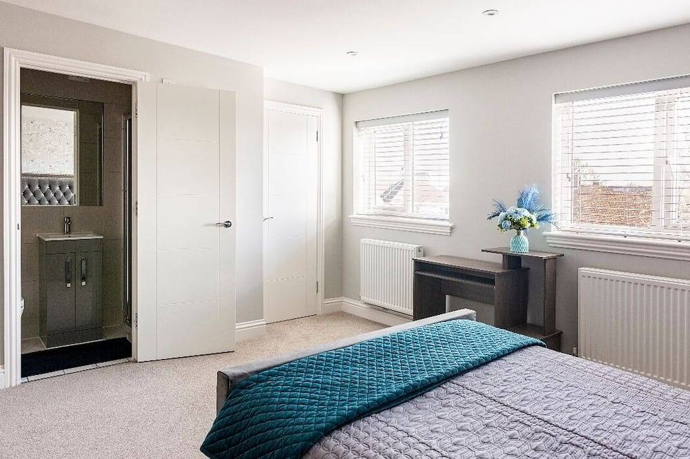 Luxury 4 bed 5 baths house ,free parking, wifi in Oxford, Oxfordshire