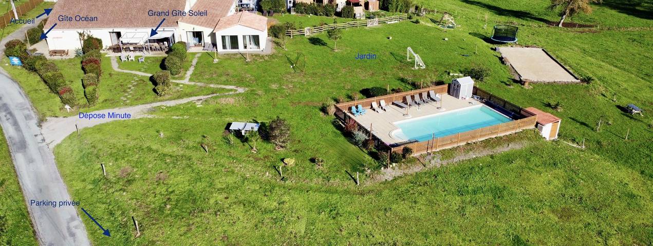 Gîte pour 8 personnes, avec terrasse ainsi que piscine et jardin à Saint-Révérend