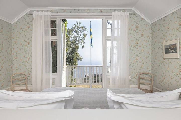 Villa Gökboet is a spacious and ultra-charming oceanfront residence in Vaxholm, Arcipelago di Stoccolma
