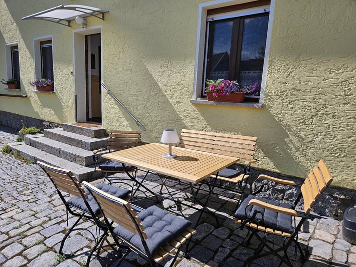 Ferienwohnung für 4 Personen, mit Balkon/Terrasse und Balkon sowie Terrasse und Garten in Nittenau