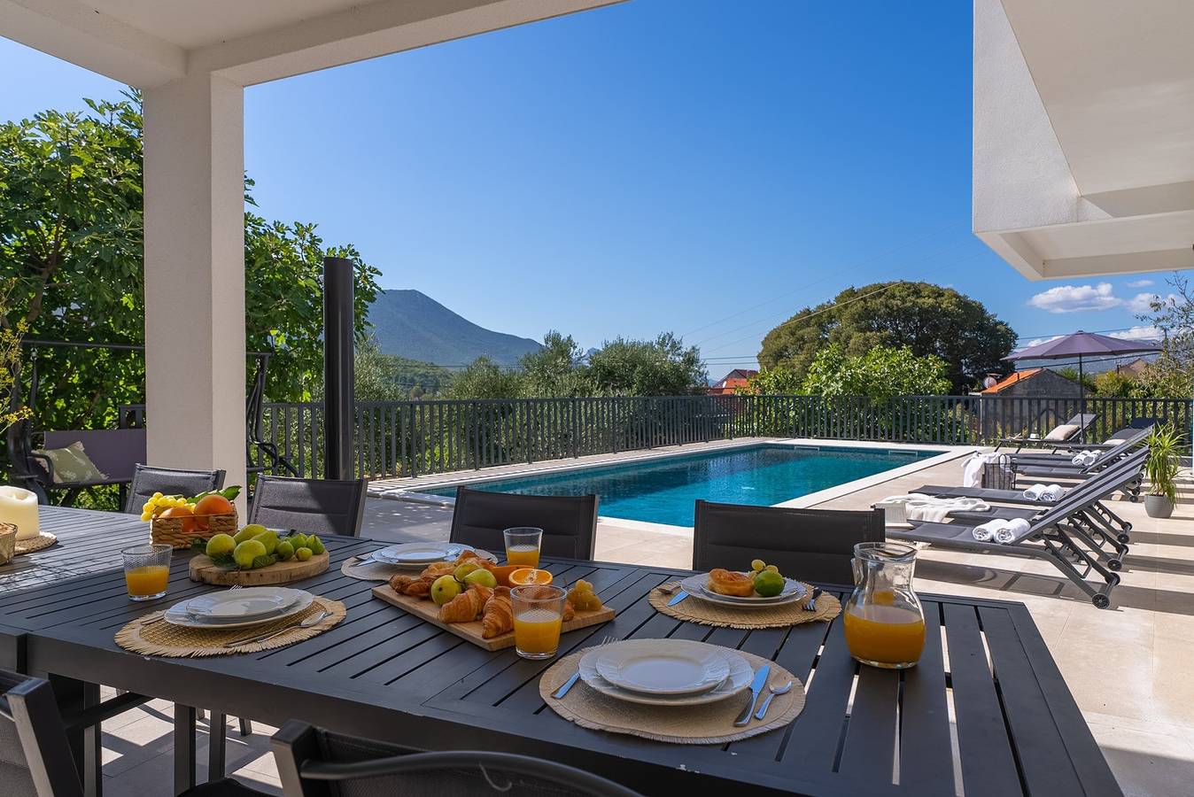  5-bedroom Villa Giro with heated swimming pool in Slime, Dalmatinisches Zagora