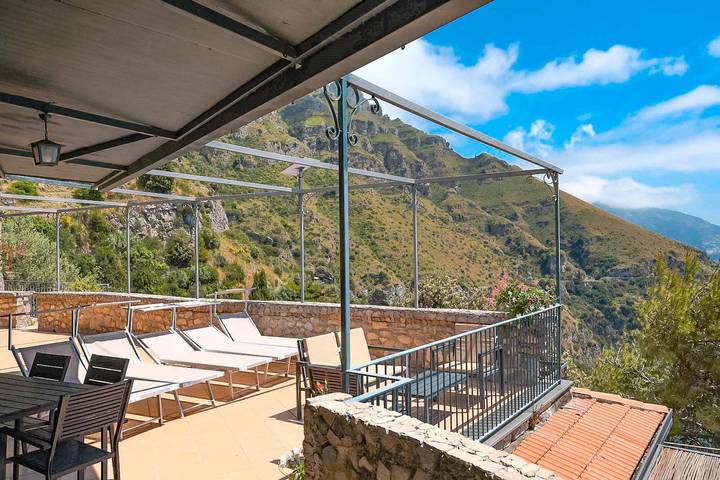 Amore Rentals - Villa Vanessa con Piscina Privata e Vista Mare in Vico Equense, Sorrento Coast