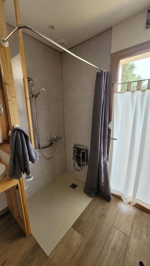 Location de vacances pour 4 personnes, avec jardin ainsi que vue et piscine à Chassiers - 3