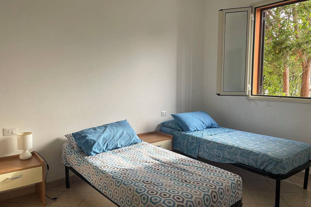 Donna Lopes, seaside cottage and pool in Piana Calzata, Provincia de Palermo