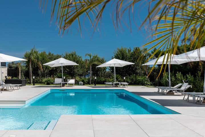 Appartamento intero, Villa 'Carola Piano Terra' con piscina condivisa, Wi-Fi e aria condizionata in Torre Colonna-Sperone, Altavilla Milicia