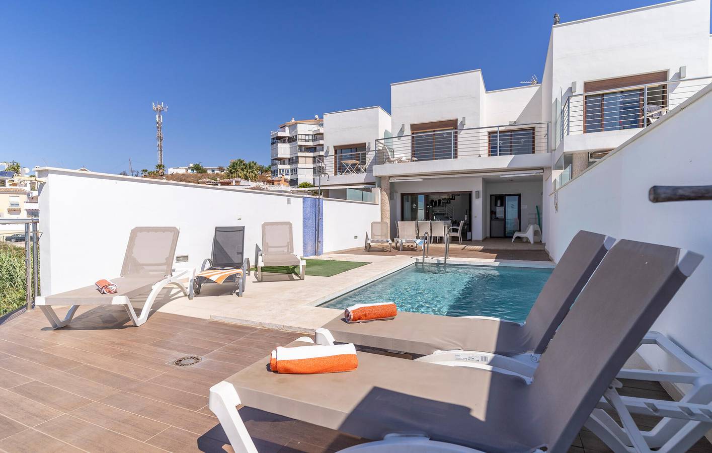 Apartment mit Meerblick, Pool, Wifi, Parkplatz und Terrasse in Torrox Costa, Torrox