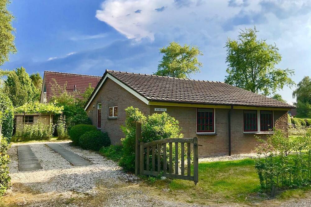 Moderner Bungalow im Landhauslook mit Hot Tub. Haustiere erlaubt. in Drenthe