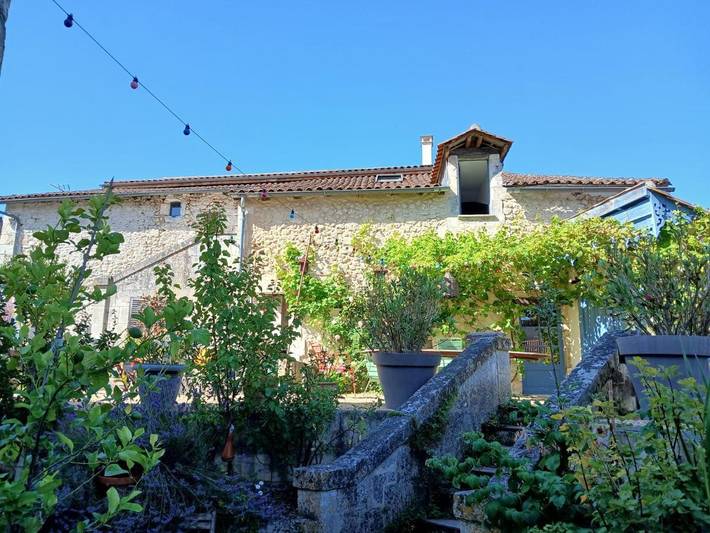 Location de vacances pour 8 personnes, avec vue et jardin à Bourdeilles - 2