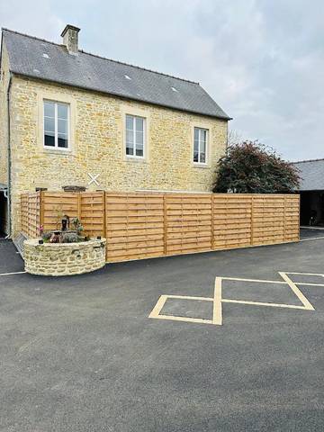 Gîte pour 10 personnes, avec jardin, animaux acceptés à Juaye-Mondaye