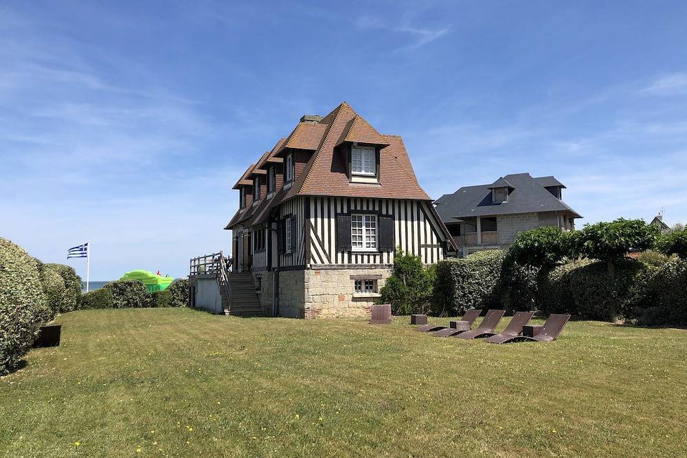 Typical Norman house on the beach - sea view - big garden - perfect location in Benerville-sur-Mer, Lisieux region