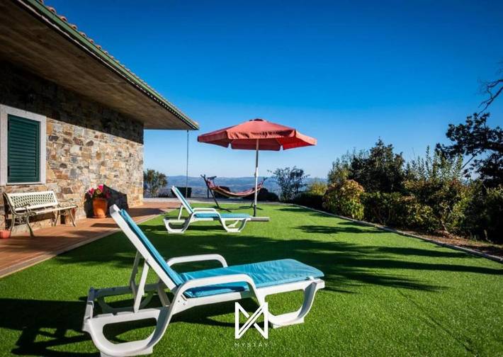 Gîte pour 10 personnes, avec vue ainsi que jardin et terrasse dans Alfândega da Fé