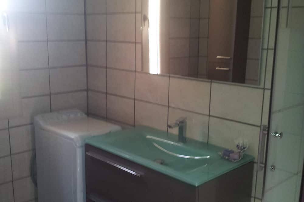 Entire apartment, Accollé an old farmhouse, Apt. 1st fl. (6 pl) renovated pool, sauna, and spa in Maubec, Parc naturel régional du Luberon