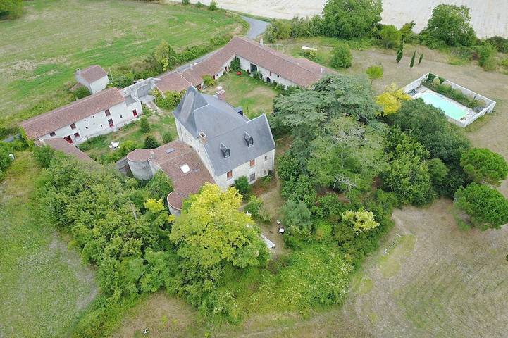 Location de vacances pour 13 personnes, avec balcon et jardin à Saires