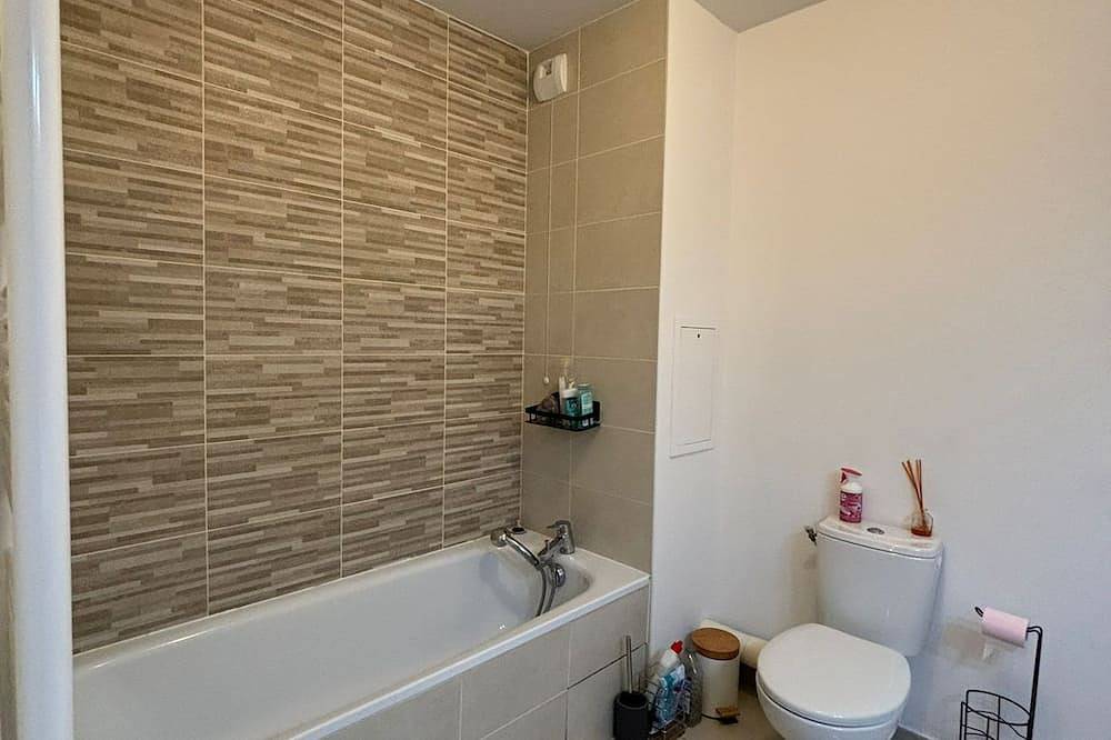 Entire apartment, Modern T2 apartment in Saint-Priest, Rhône