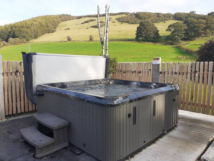 Glamping for 8 people, with garden in Wales