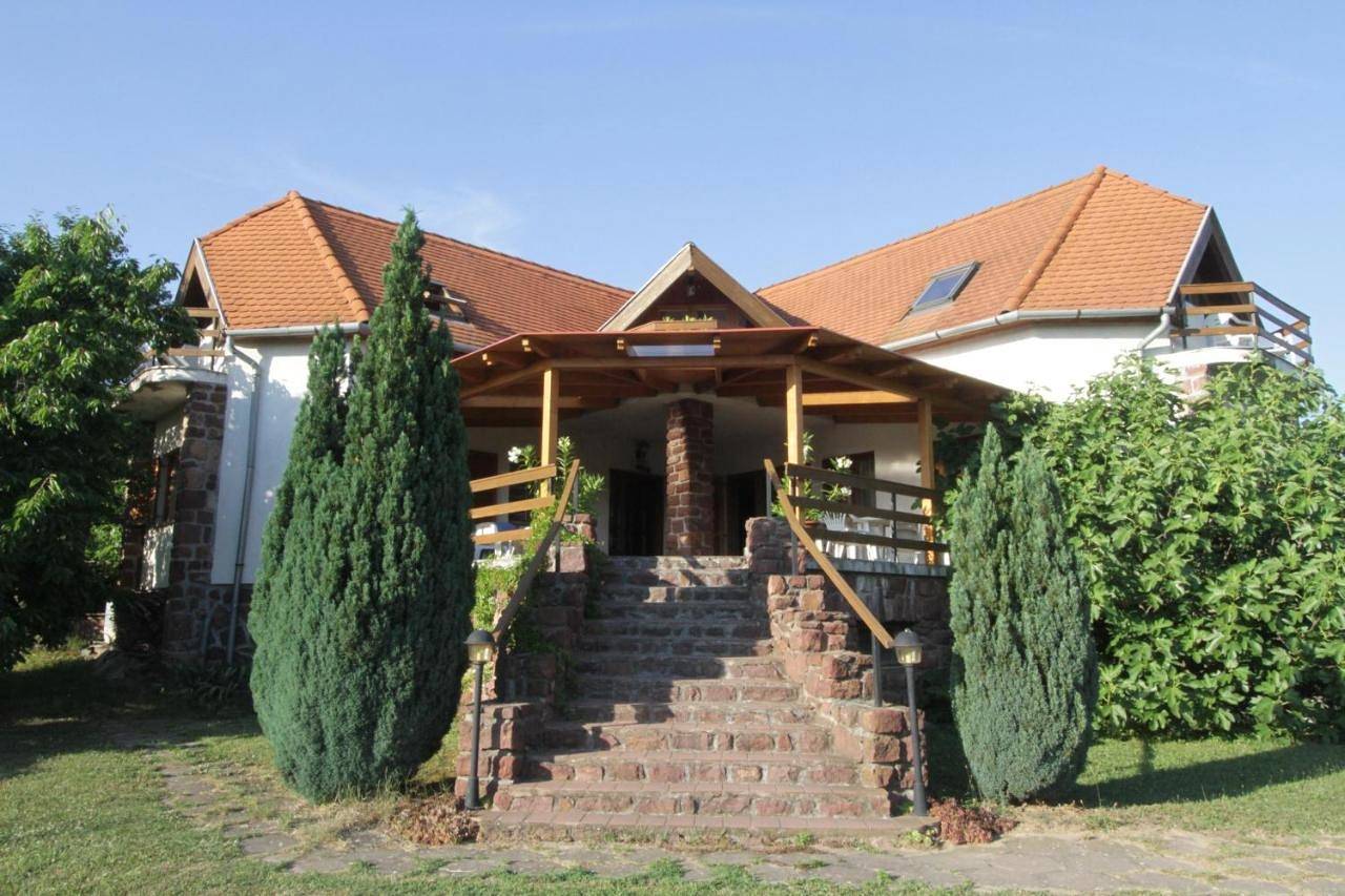 Vöröskő apartmanház in Revfülöp, Balaton Region