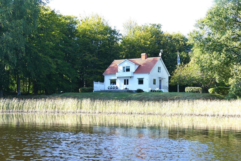 Wunderbares Ferienhaus direkt am Åsnensee mit Booten, Kanus, Internet und deutschen Fernsehen in Alshult, Asnen