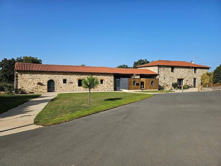 Location de vacances pour 5 personnes, avec jardin ainsi que vue et piscine à Pouzauges - 3