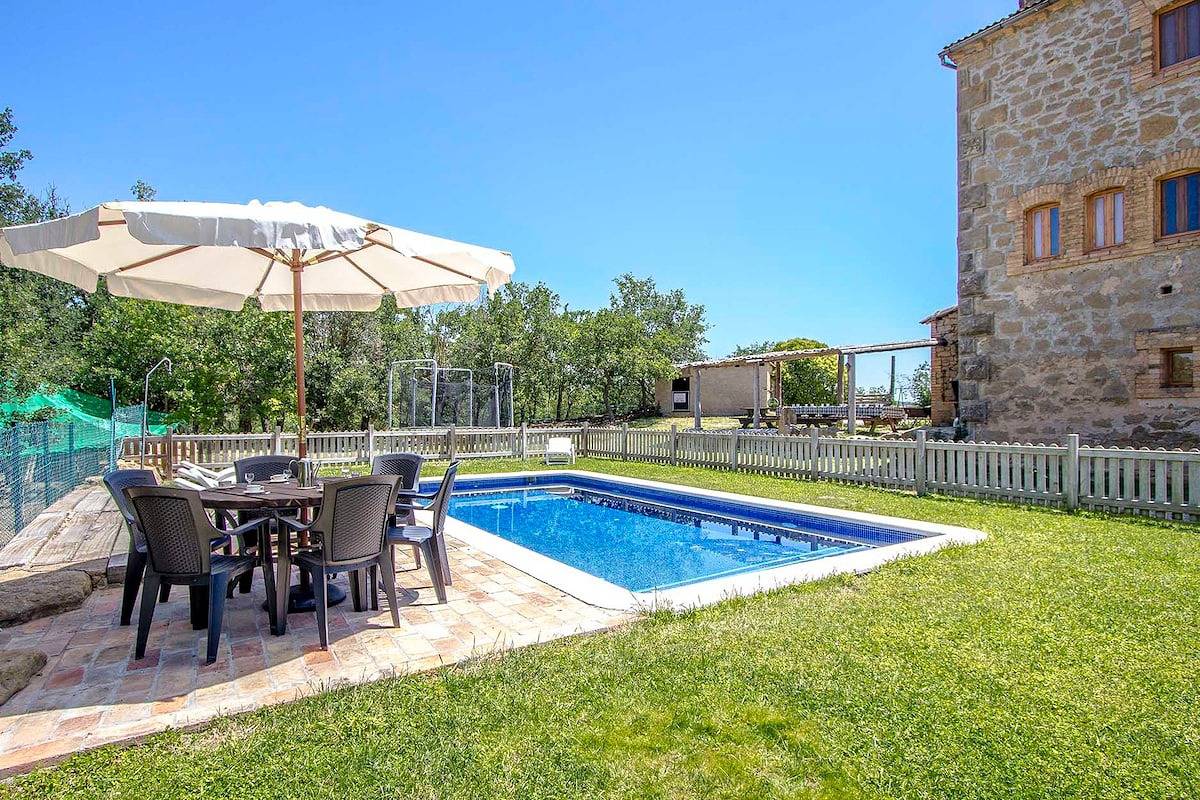 ¡Chalet rústico para 15, con piscina privada! in Llovera, Provincia de Lleida