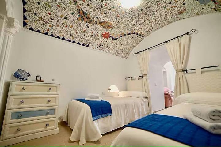 Los Mosaicos Cave. Sleep in a Luxury Cave House with a Sunny Terrace—Guadix in Guadix, Géoparc de Grenade