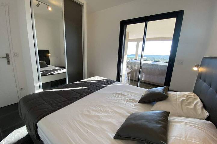 Apartamento entero, Casa 1, piscina 29 °, jacuzzi, vista al mar, playa 800 m, sauna hammam, río in Sainte-Lucie de Porto-Vecchio, Zonza