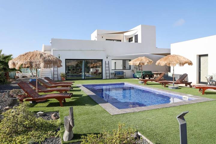 Alojamiento y desayuno para 2 personas, con Balcón y Terraza además de Jardín y Piscina en Fuerteventura