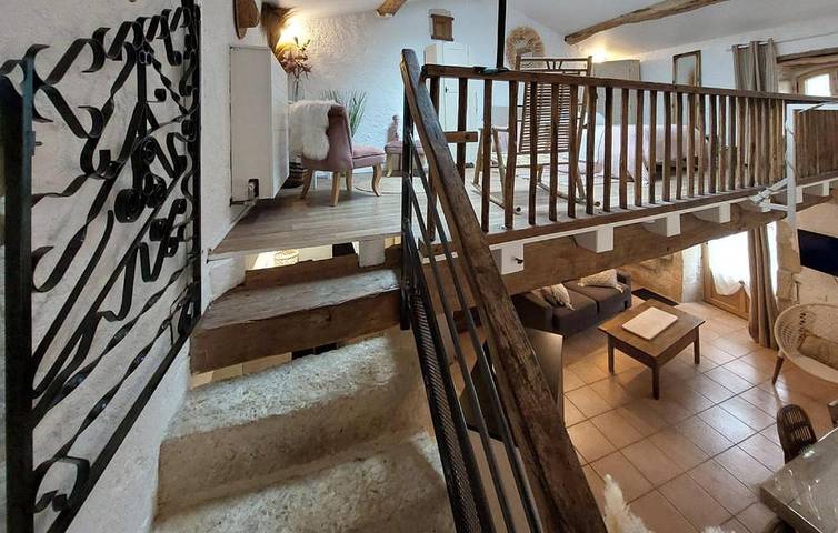 Location de vacances pour 4 personnes, avec Terrasse et Jardin ainsi que Piscine et Vue à Taillant
