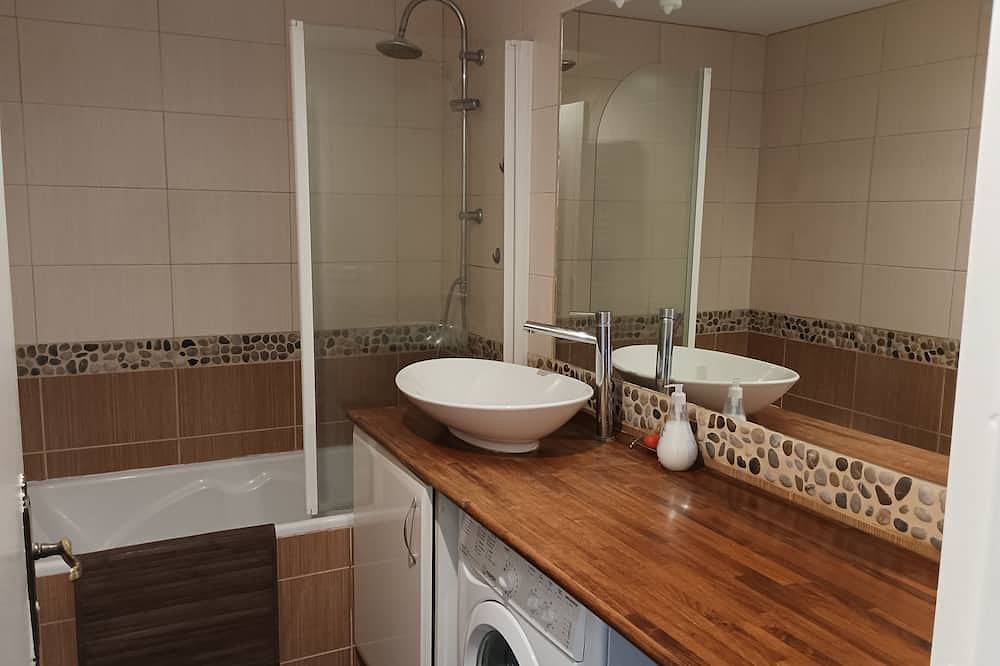 Quiet Marina room with large terrace in Cergy, Valle del Oise