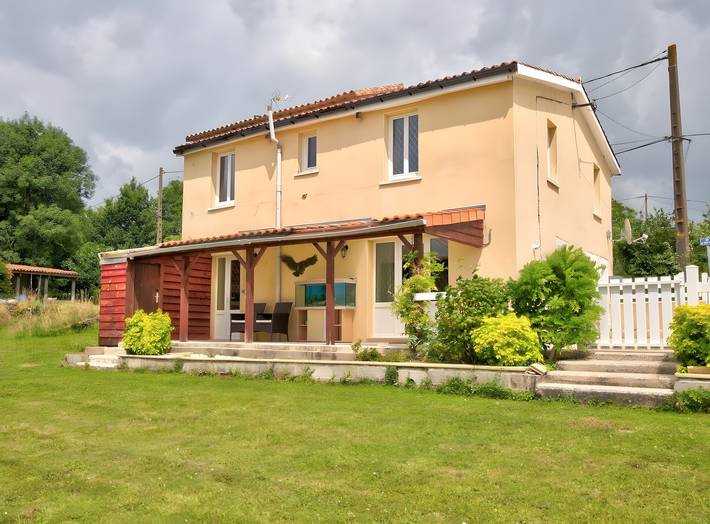 Location de vacances pour 5 personnes, avec jardin à Vernoux-en-Gâtine