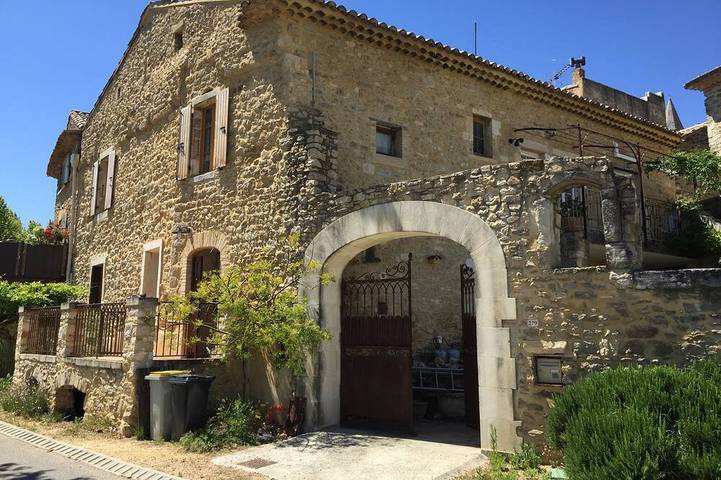 Location de vacances pour 8 personnes, avec Balcon ainsi que Jardin et Piscine à Saint-Alexandre