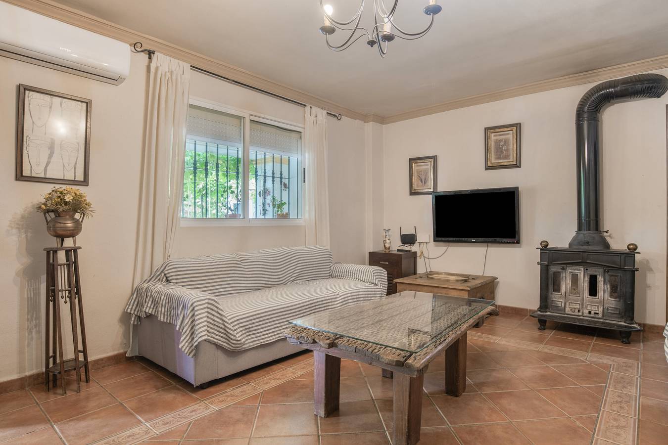 Ganze Wohnung, “Apartamento Cantarrana 2” mit Bergblick, Pool, Wi-Fi und Klimaanlage in Arriate, Málaga Provinz