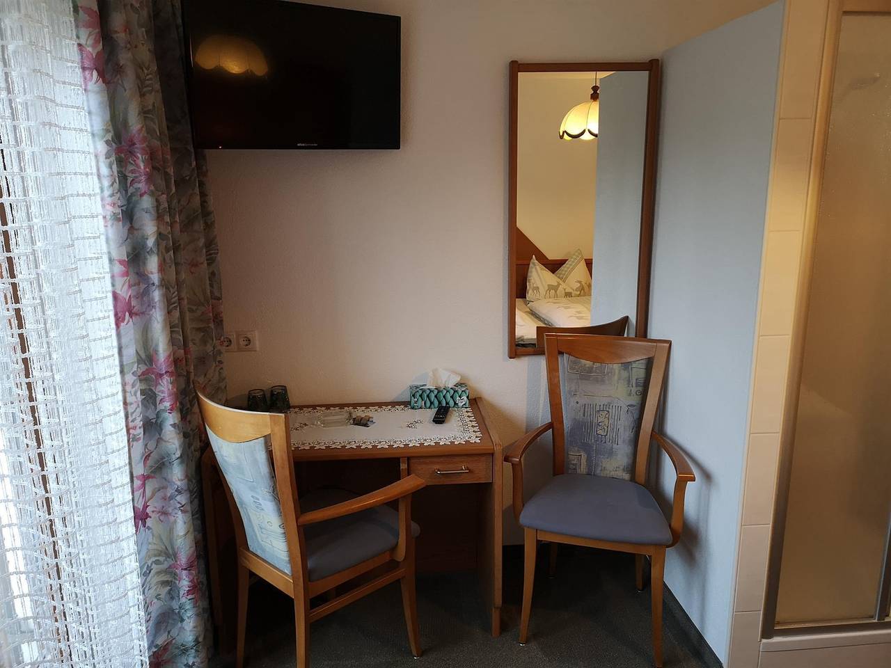 Doppelzimmer mit Dusche (Nr. 1) in Tuxer Alpen, Strass im Zillertal