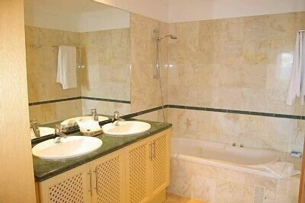 Entire apartment, El Nautico Suites Luxurious Apartment,  - Free Wifi - in Apartment. in Las Adelfas, San Miguel de Abona