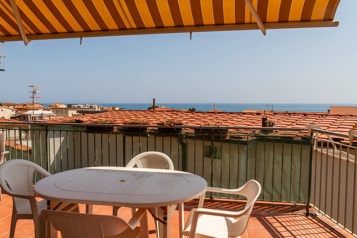 Entire apartment, Apartment 'L'Elicriso' with Sea View, Private Terrace and Private Garden in Castiglione della Pescaia, Grosseto Province