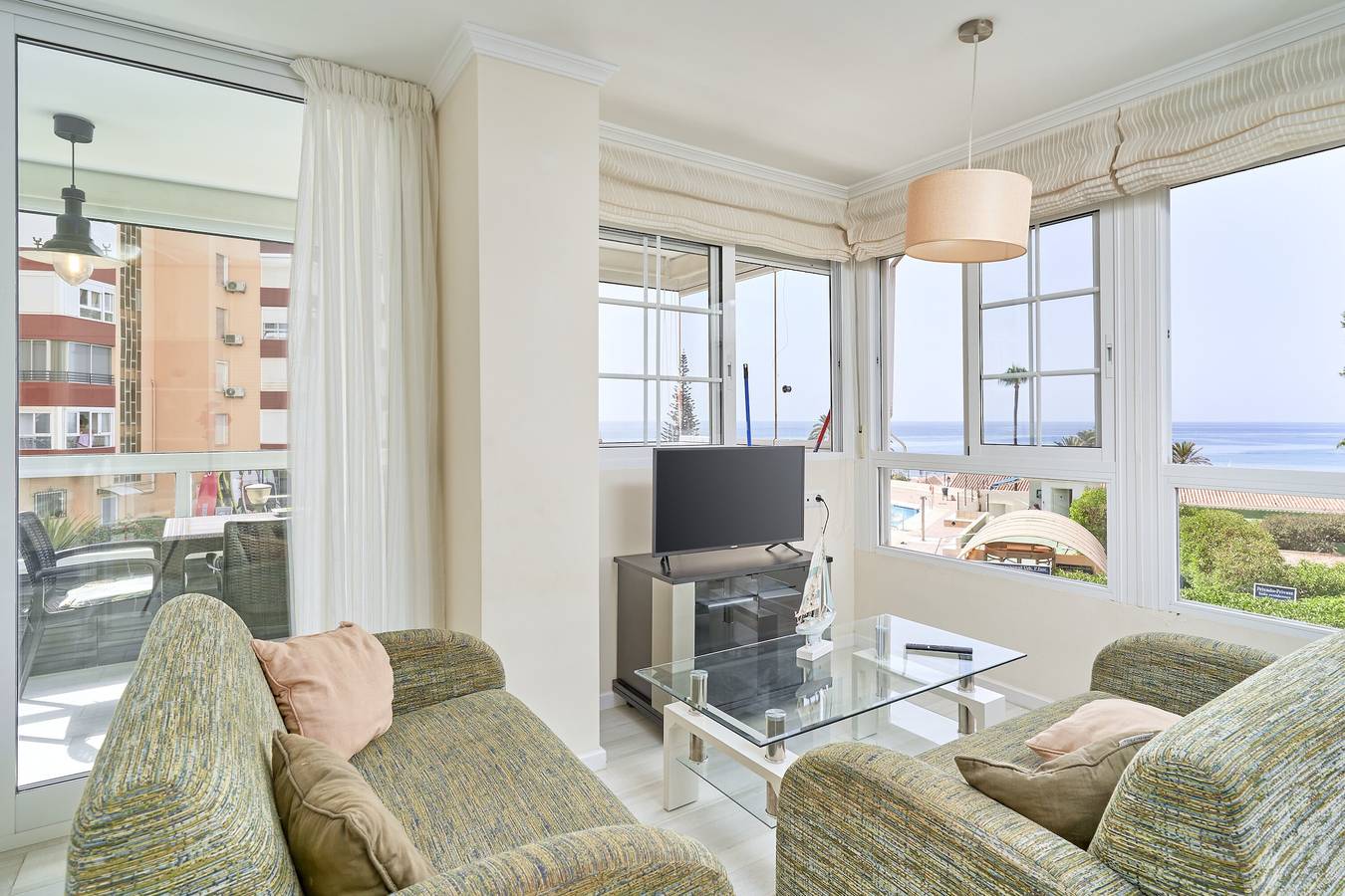 Ganze Wohnung, Ferienwohnung 'Primera Línea mit Terrasse A104' mit Meerblick, Gemeinschaftspool & Wlan in Torrox Costa, Torrox