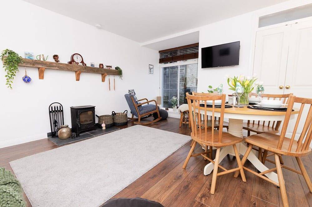 Ganze Wohnung, New to Vrbo: Central Lerwick Stay; Harbour Views, Log Burner in Shetland Inseln