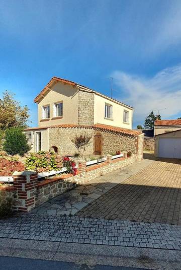 Gîte pour 12 personnes, avec terrasse et jardin à Saint-Mars-la-Réorthe