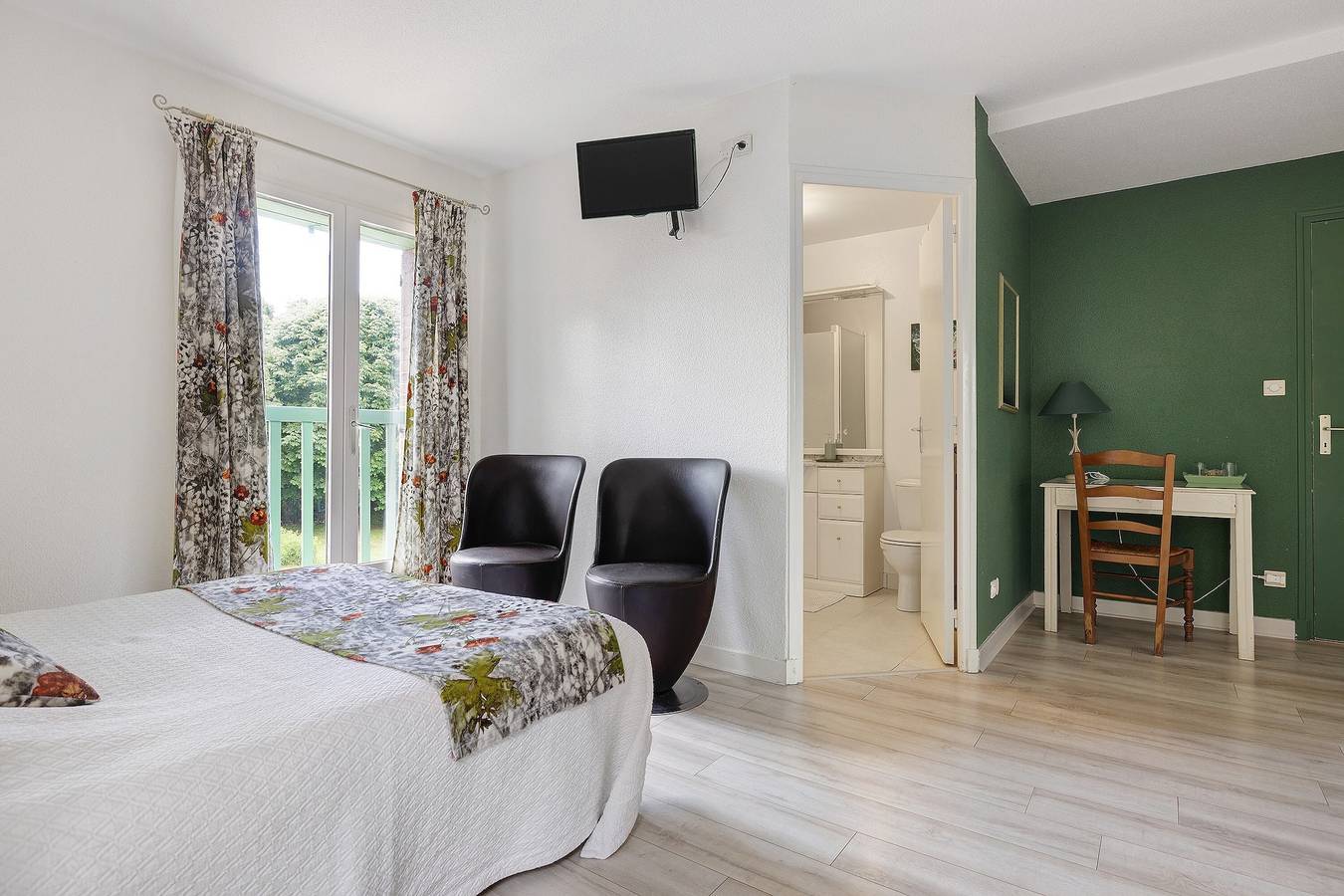 Chambre d’hôtes « Les Malvaux - Chambre Verte » avec piscine, terrasse partagées et Wi-Fi in Huriel, Région de Montluçon