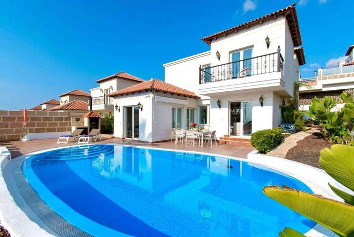 Chalet para 6 personas, con piscina además de balcón y jacuzzi en Chayofa