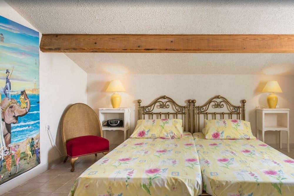 Unique hilltop villa in Provence, stunning private pool, 6+bdrms + optional gite in Beaucaire, Nimes region
