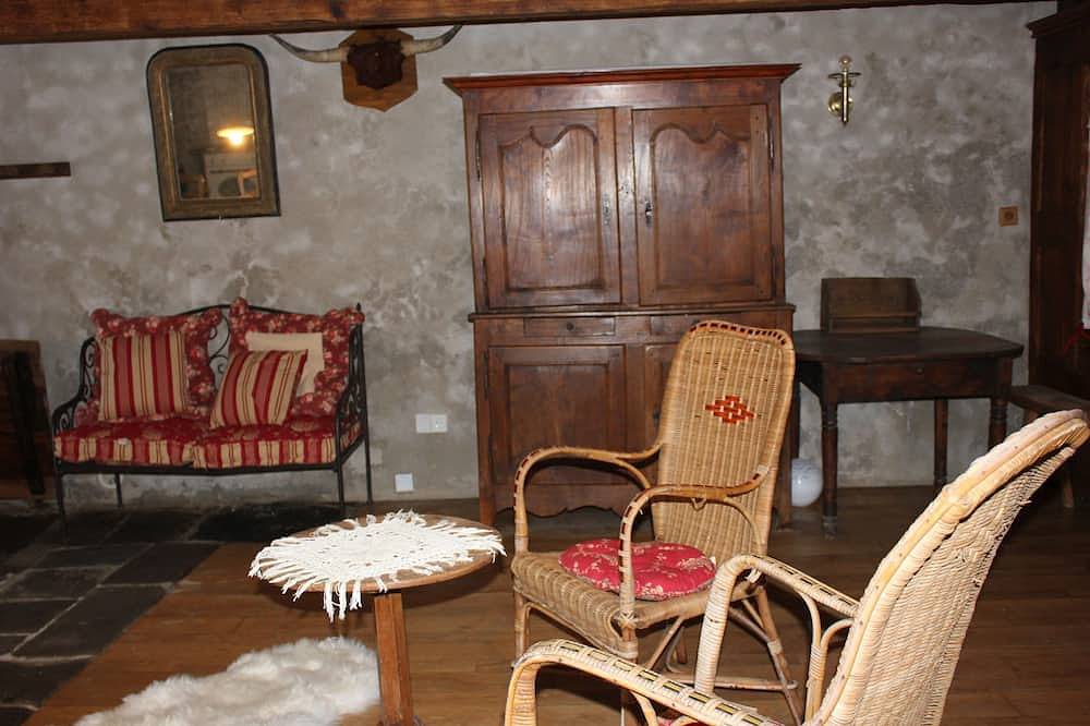 Unusual: A typical Auvergne house at the foot of the Sancy massif in Saint-Victor-la-Rivière, Regionaler Naturpark Volcans d'Auvergne