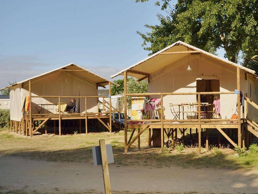 Flower Camping Les Paludiers - Tente en toile et en bois 4 personnes - Cabane Lodge sur pilotis Standard 34m² (2 chambres) dont terrasse couverte 11m² in Batz-sur-Mer, Côte d'Amour