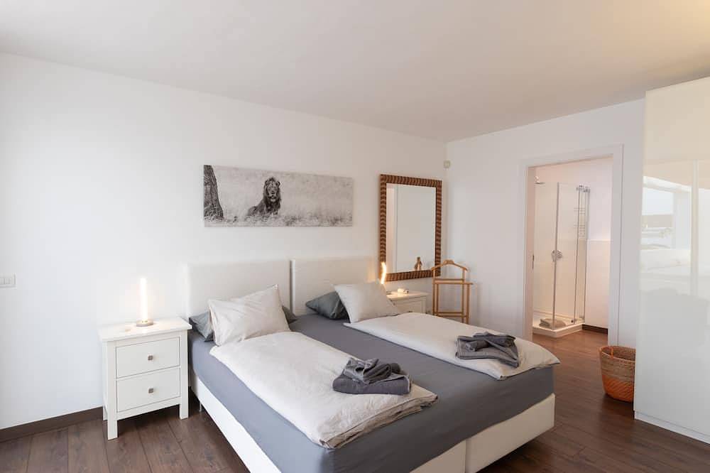 Luxury Villa in Guatiza-3 Bedrooms-5 Pax-Heated pool-Wi-Fi-Sea view-Chill out in Guatiza, Teguise