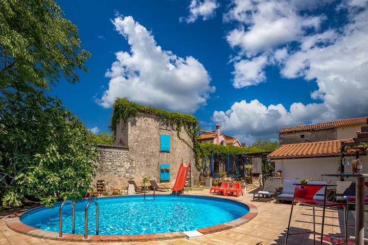 Ferienhaus für 6 Personen, mit Pool und Terrasse, mit Haustier