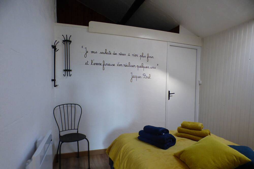 Charmant Cottage Avec Terrasse Et Vue Sur La Campagne in Bioussac, Charente