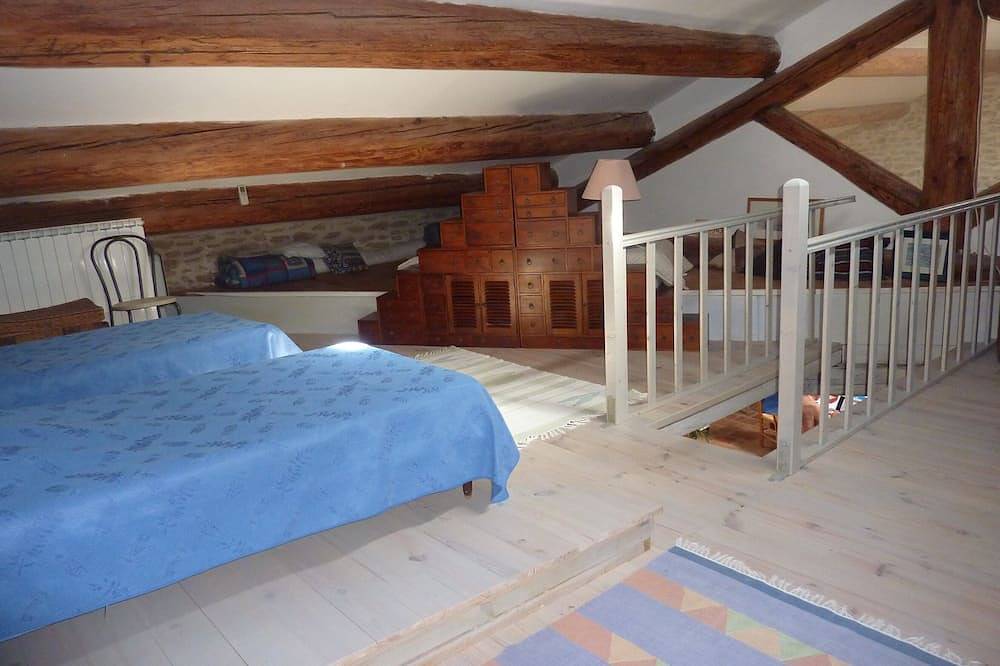 Maison d'artiste 200 m2 dans village historique à 3km du Pont du Gard in Sernhac, Région de Nîmes