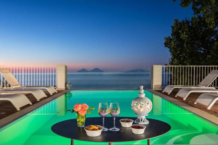 Ferienhaus für 8 Personen, mit Balkon und Terrasse sowie Pool und Ausblick