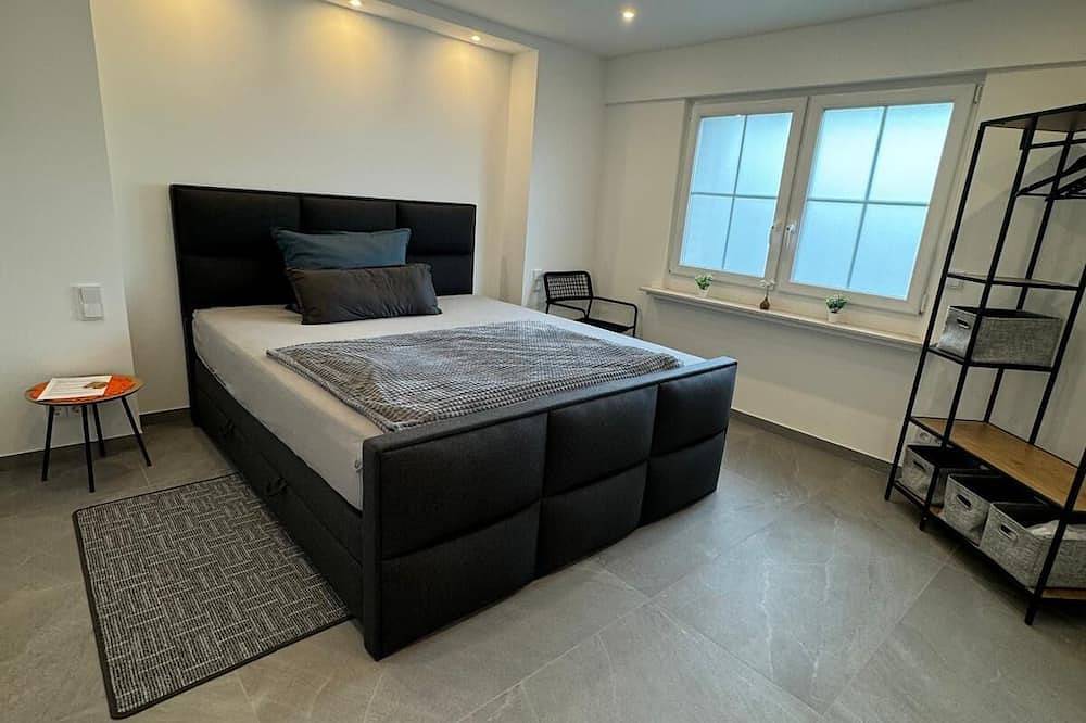 Ganze Wohnung, Ferienwohnung  mit 85 m² und Wintergarten am Fuße der Tomburg in Rheinbach, Rhein-Sieg-Kreis